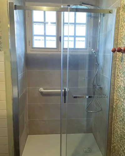 Douche extra-plate avec receveur 120x90 cm, barres de maintien et équipement PMR design