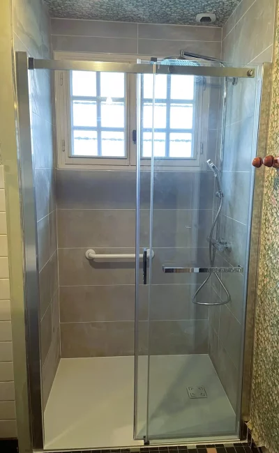 Douche extra-plate avec receveur 120x90 cm, barres de maintien et équipement PMR design