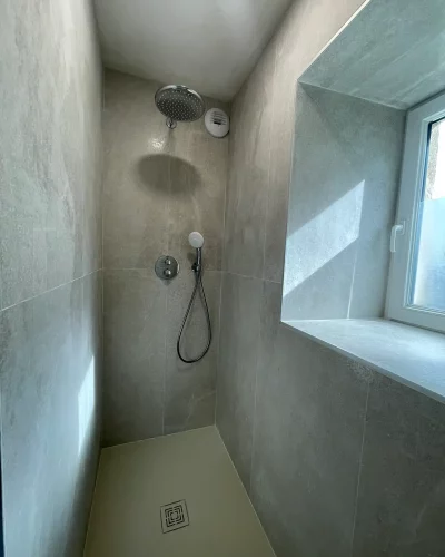 Douche encastrée design avec receveur 180x80 cm et finition carrelage gris contemporain au nord de rennes