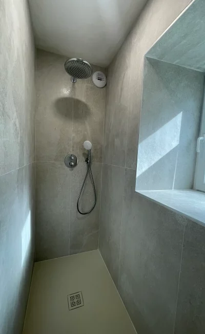 Douche encastrée design avec receveur 180x80 cm et finition carrelage gris contemporain au nord de rennes