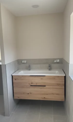 Salle de bain contemporaine avec meuble double vasque en bois suspendu et finition soignée