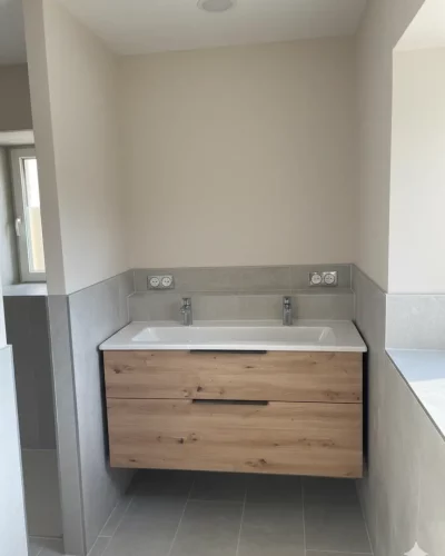 Salle de bain contemporaine avec meuble double vasque en bois suspendu et finition soignée