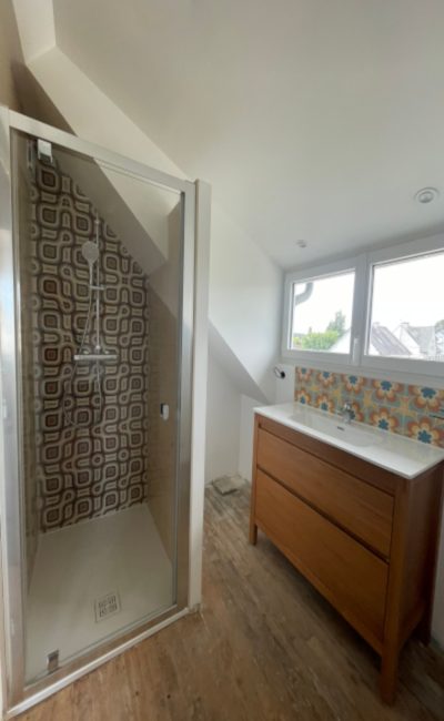 Salle de bain complète sous les rampants avec faïence années 70
