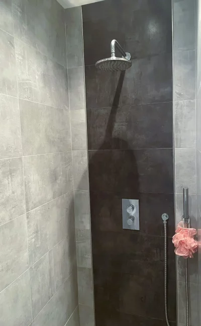 Douche moderne avec mitigeur encastré